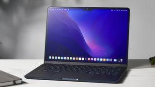 Apple MacBook Air (2022) aberto sobre uma mesa