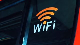 Um ônibus com uma placa de WiFi na parte traseira